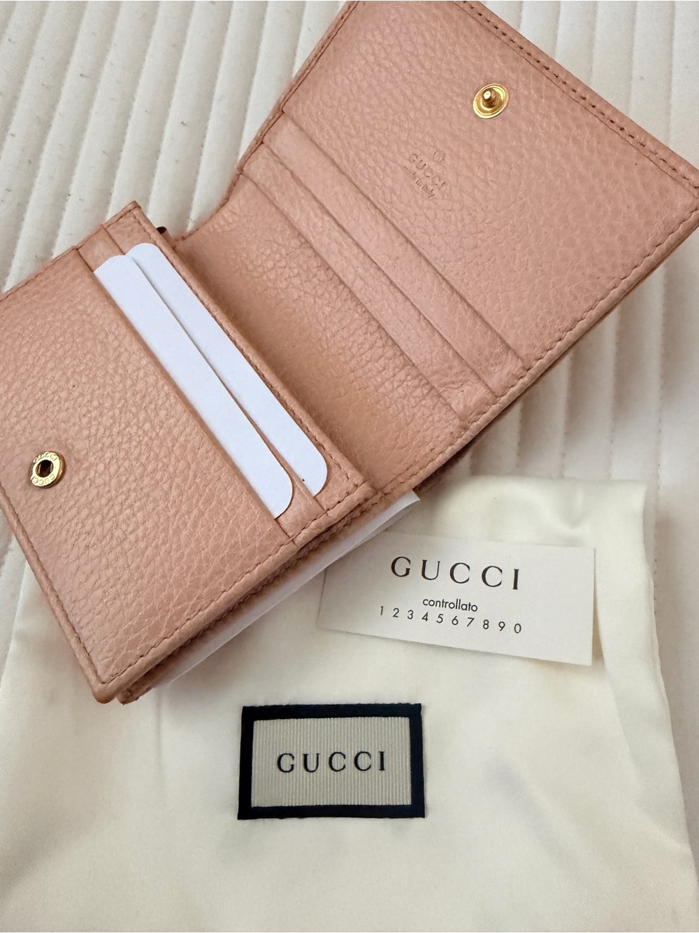 AUTHENTIC GUCCI DOUBLE G LOGO COMPACT WALLET - Picture 5 of 11